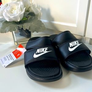 NIKE WOMENS BENASSI DUO ULTRA SLIDE. Never worn